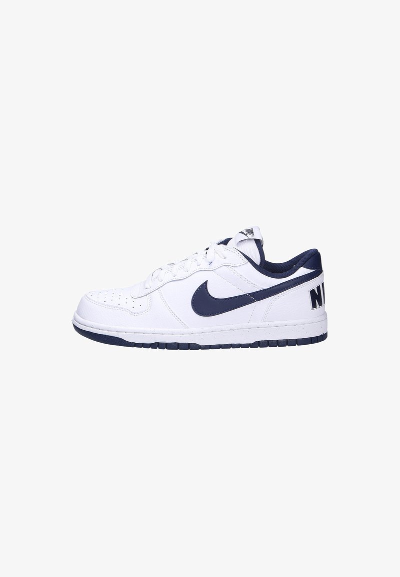 Sneaker in pelle bianca con accenti blu navy. Presenta una superficie texturizzata, punta tonda e lacci piatti. Logo Nike ben visibile sul lato.