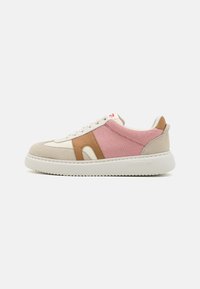 Niedrig geschnittene Sneakers mit einer Kombination aus beigem Wildleder und weichem pinkem Stoff, braunen Akzenten, weißer Sohle und Schnürverschluss.