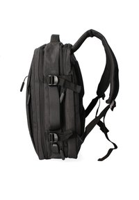 Zaino in tessuto nero con due scomparti con zip, spallacci regolabili e imbottiti, e dettagli hardware laterali. Maniglia superiore resistente inclusa.