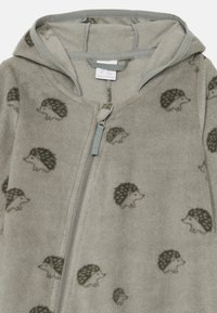 Grau gefüttertes Kleidungsstück mit Kapuze, ausgestattet mit einem durchgehenden Reißverschluss und wiederholten Igelmustern in Dunkelgrün. Weicher Stoff, lässiges Design.