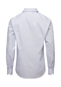 Himmelblaues langärmliges Hemd mit klassischem Kragen, glatter Textur, Knopfmanschetten und rundem Saum, ohne sichtbare Muster oder Verzierungen.