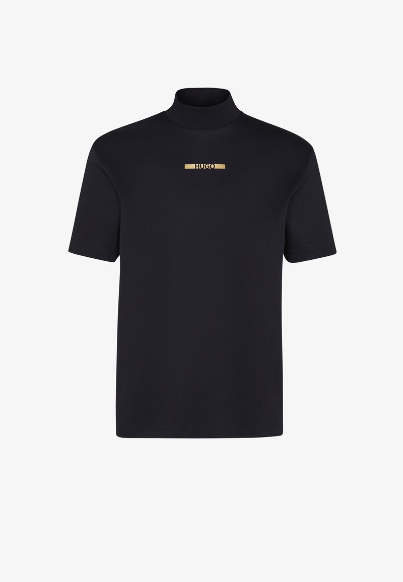 Sort kortærmet T-shirt med høj hals og et guldlogo i midten. Lavet af blødt, glat stof. Enkel design.