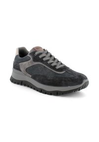 Sneaker grigia in suede con finitura testurizzata, dotata di lacci grigi, un accento contrastante di grigio più chiaro e una suola spessa in gomma.