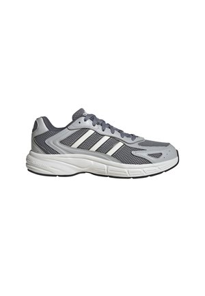 Scarpa sportiva grigia e bianca con tomaia in mesh, chiusura con lacci, tre strisce bianche e suola bianca ammortizzata con la scritta "Cloudfoam."