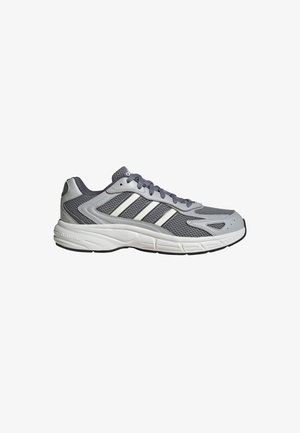 Scarpa sportiva grigia e bianca con tomaia in mesh, chiusura con lacci, tre strisce bianche e suola bianca ammortizzata con la scritta "Cloudfoam."