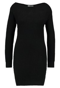 Robe noire en tricot avec des manches longues, un col large, une texture côtelée et une silhouette ajustée, présentant un ourlet arrière légèrement plus long.