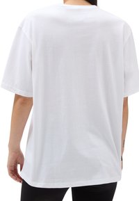 T-shirt bianco in cotone con una vestibilità rilassata, maniche corte e scollo rotondo. Texture liscia, design pulito, senza motivi o dettagli visibili.