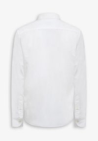 Camisa blanca de manga larga hecha de algodón. Presenta un collar, puños abotonados y dobladillo curvado. Textura suave sin patrones ni acentos visibles.