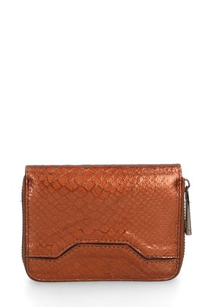 Portefeuille en simili cuir serpent marron texturé avec une finition brillante, doté d'une fermeture éclair et d'un design élégant. Compact et polyvalent pour un usage quotidien.