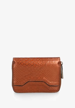 Portefeuille en simili cuir serpent marron texturé avec une finition brillante, doté d'une fermeture éclair et d'un design élégant. Compact et polyvalent pour un usage quotidien.