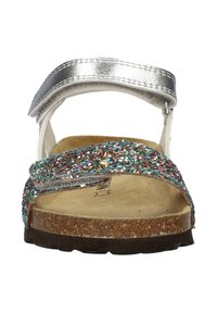 Glanzende multicolore sandaal met een zilver metallic band, kurken zool en een gestructureerde voetbed. Verstelbare klittenbandsluiting op de enkelband.