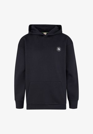 Czarna bluza z kapturem, kieszenią z przodu i małym białym okrągłym logo na lewej piersi.