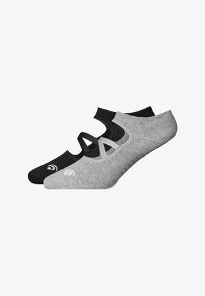 Zwei Paar niedrig geschnittene Socken, ein graues mit überkreuzten elastischen Bändern, ein schlicht schwarzes, nebeneinander auf weißem Hintergrund dargestellt.