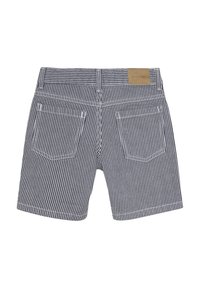 Randiga jeansshorts i marinblått och vitt, med en läderpatch i midjan, två bakfickor och fållade kanter med vit söm.