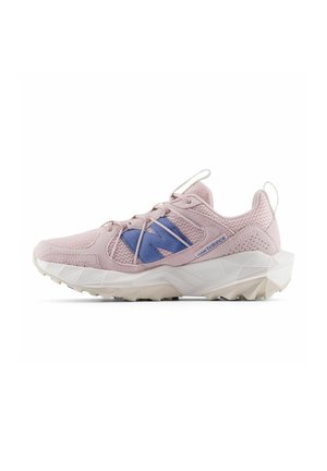 Sneaker New Balance rosa chiaro con logo blu, tomaia in mesh e pelle scamosciata, suola spessa bianca con texture e linguetta con foro per facilitare la calzata sulla lingua e sul tallone.