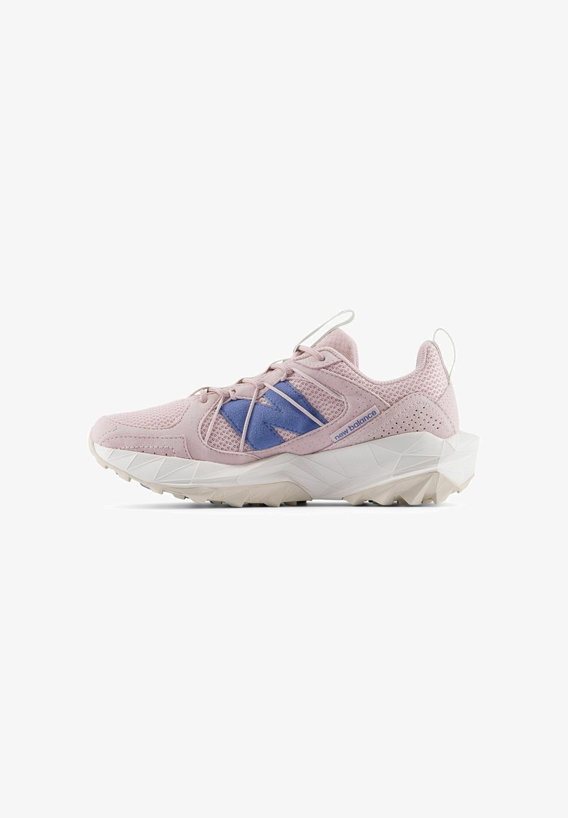 Baskets New Balance rose clair avec logo bleu, dessus en mesh et daim, semelle blanche épaisse texturée, et languettes au niveau de la langue et du talon.
