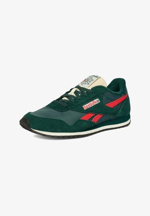 Grüner und roter Reebok-Sneaker mit Wildleder- und Nylonpaneelen, weißer Sohle, schwarzer Außensohle und Reebok-Branding an der Seite und Zunge.