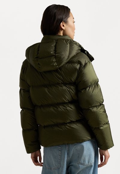 Olijfgroen pufferjack met capuchon, voorzien van gequilte secties en een matte afwerking. De jas heeft een losse pasvorm en knoopdetails aan de voorkant.