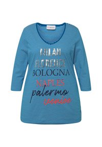 Blauw-wit gestreepte longsleeve top met een V-hals, voorzien van metallic en gekleurde tekst: "Milaan," "Florence," "Bologna," "Napels," "Palermo," "Venetië."