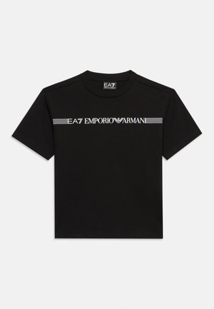 Camiseta negra de manga corta con el logo blanco "EA7 Emporio Armani" y líneas horizontales en el pecho, cuello redondo.