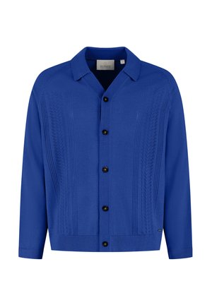 Sininen neulottu neuletakki, jossa on kaulus, napitus, teksturoidut pystysuorat kuviot sekä resorit hihansuissa ja helmassa.