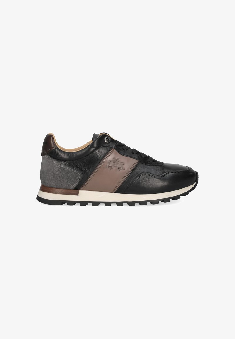Baskets en cuir noir et marron avec talon en daim gris, semelle blanche et logo embossé sur le côté, présenté en profil latéral.
