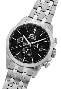 Montre chronographe en acier inoxydable avec un cadran noir, des accents argentés, trois sous-cadrans et un bracelet en maillons métalliques. Résistante à l'eau jusqu'à 5 bars.