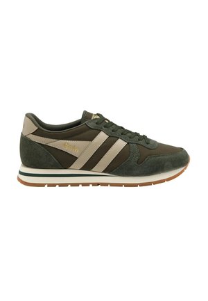 Zapatilla Gola verde y beige con texturas de ante y cuero, cordones delanteros y suela de goma, mostrada de lado.