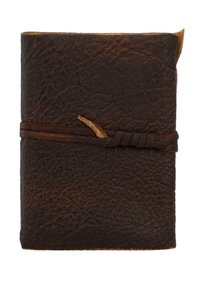 Carnet en cuir marron avec une surface texturée, maintenu par une sangle en cuir tressé. Le design présente une forme rectangulaire simple.