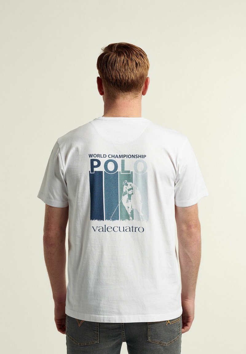 Camiseta de algodón blanca con un estampado de color en la parte posterior que dice "CAMPEONATO MUNDIAL DE POLO" y una silueta de un jugador de polo.