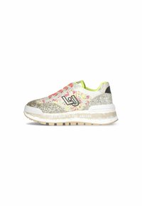 Sneaker argentata luccicante con un motivo di schizzi multicolori, lacci rosa, accenti verde lime e una spessa suola bianca con marchio.