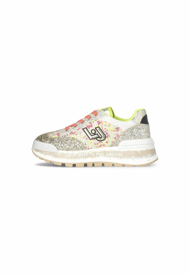 Sneaker argentata luccicante con un motivo di schizzi multicolori, lacci rosa, accenti verde lime e una spessa suola bianca con marchio.