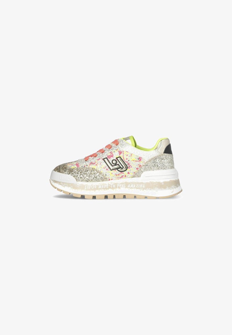 Sneaker argentata luccicante con un motivo di schizzi multicolori, lacci rosa, accenti verde lime e una spessa suola bianca con marchio.