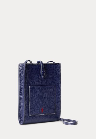 Borsa a tracolla in pelle strutturata blu scuro con tasca frontale e logo rosso, con cuciture bianche e tracolla superiore con bottone.