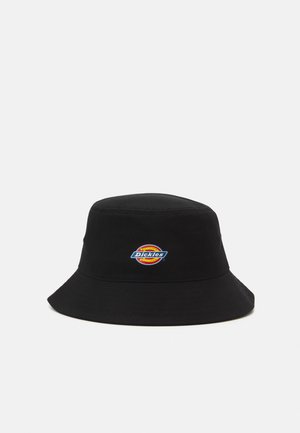 Crni bucket šešir od tkanine, s kružnom oznakom Dickies u crvenoj, žutoj i plavoj boji na prednjoj strani. Lagani i strukturirani dizajn.