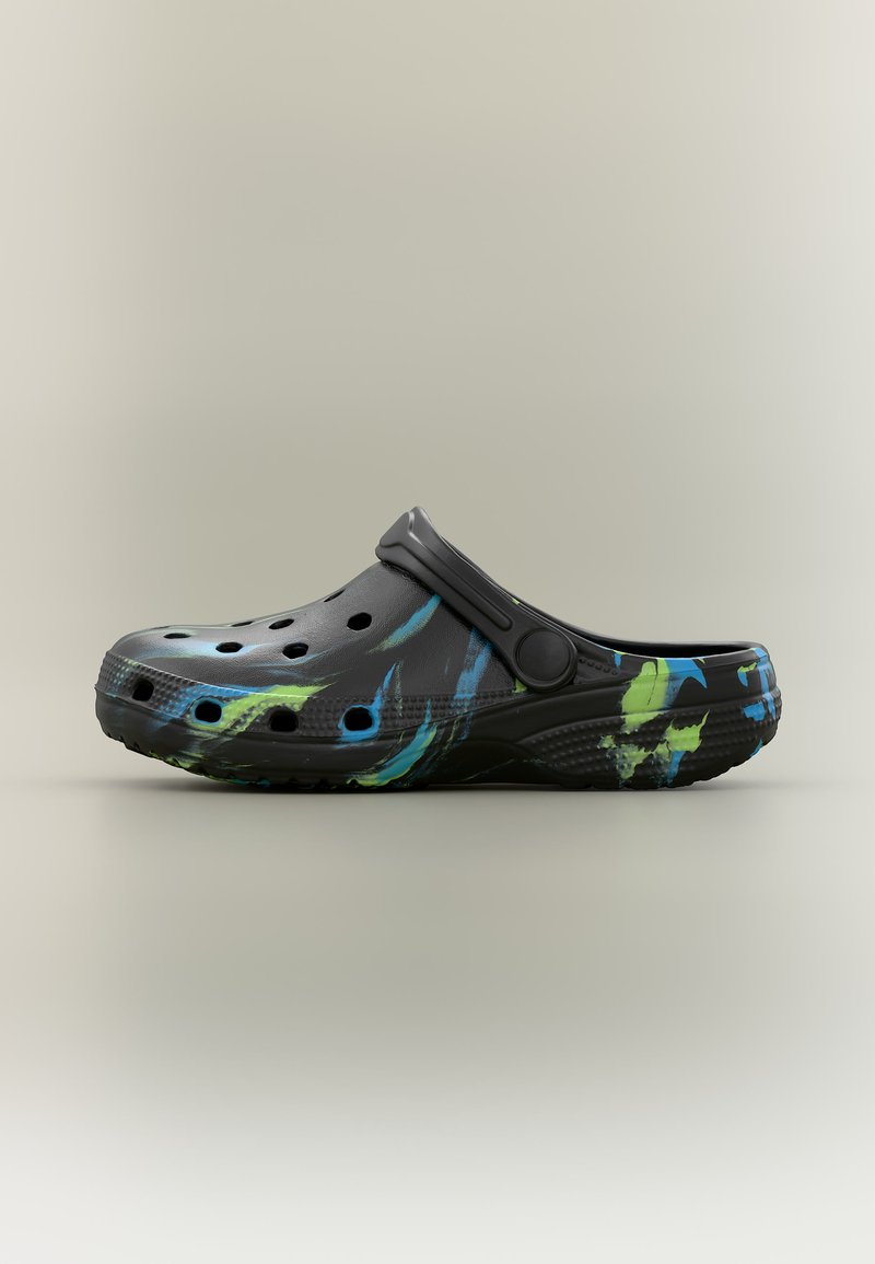 Μαύρο σανδάλι slip-on με αφηρημένες πορτοκαλί και πράσινες πιτσιλιές, οπές αερισμού και ρυθμιζόμενο λουράκι στη φτέρνα.