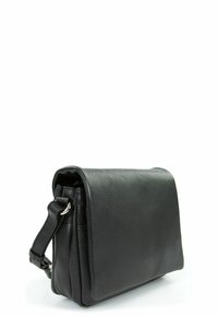 Borsa a tracolla in pelle nera con design strutturato, fronte piatto e tracolla regolabile. Presenta una superficie texturizzata e hardware minimalista.