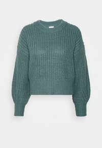 Virkat turkos tröja med rund halsringning, sänkta axlar och ribbade ärmslut och nederkant. Texturerat mönster över hela kroppen.