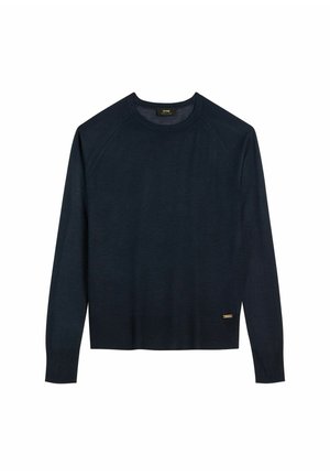 Granatowy sweter z długim rękawem i okrągłym dekoltem, z prążkowanymi mankietami i krawędzią, z małą metalową metką marki na dolnym brzegu.