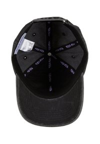 Melns cepure ar strukturētu vizieri, ar teksturētu ārējo materiālu un purpura krāsas logotipu, kas izdrukāts iekšējā odere, redzami šuvju detaļas.