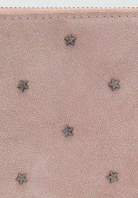 Borsa in suede rosa pallido con cinque decorazioni a forma di stella argentata. Presenta una superficie testurizzata e bordi cuciti. Design compatto.