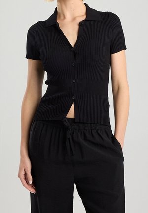 Czarna ribbed bluzka z krótkim rękawem z kołnierzykiem, z przodem na guziki i krótkim krojem z lekko otwartym dołem.