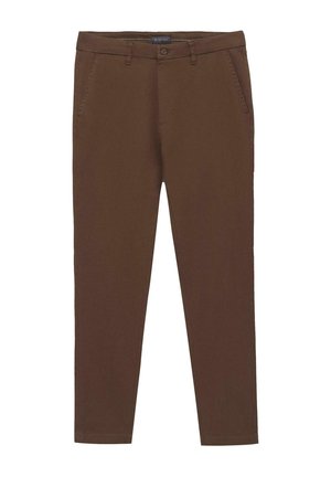 Brązowe spodnie slim fit z szlufkami na pasek, guzikiem z przodu, zamkiem błyskawicznym i kieszeniami bocznymi, położone płasko na białym tle.