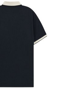 Polo shirt navy con un ampio colletto bianco, maniche corte con dettagli bianchi ai polsini. Tessuto in cotone liscio con una vestibilità classica.