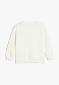 Sweat-shirt blanc avec un col rond, des manches longues et des poignets côtelés. Tissu doux avec une texture lisse, design minimaliste et sans logos visibles.