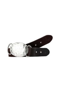 Cinturón de cuero marrón oscuro con una gran hebilla ovalada de plata martillada y detalles de remaches metálicos, dispuesto en plano sobre un fondo blanco.