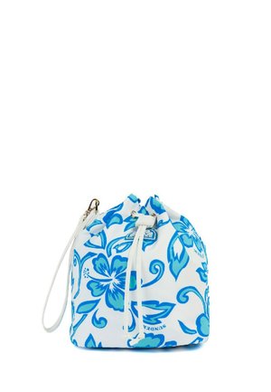 Borsa bianca con coulisse con motivi floreali blu e cinturino bianco per polso, chiusa da un cordoncino bianco in alto.