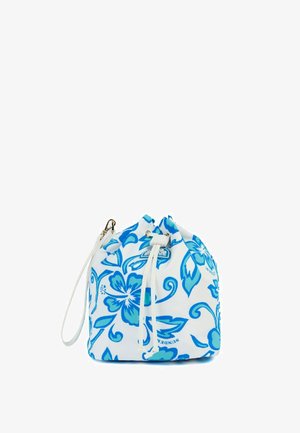 Borsa bianca con coulisse con motivi floreali blu e cinturino bianco per polso, chiusa da un cordoncino bianco in alto.