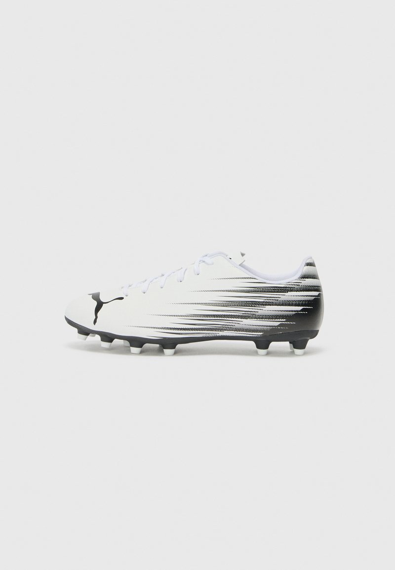 Crampons de football blancs et noirs au design épuré, avec une tige texturée, des lacets et de multiples crampons noirs sur la semelle.