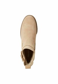 Botte de cheville en daim beige avec un bout rond, détail de boucle sur le côté et une doublure intérieure douce. Semelle en caoutchouc plate avec un motif texturé.